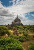 O templo thatbyinnyu é um famoso templo localizado em Bagan, construído em meados do século XII durante o reinado do rei alaungsithu. bagan é uma cidade antiga e um patrimônio mundial da unesco. foto