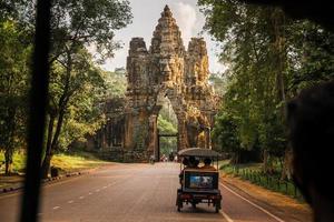 siem reap, camboja - 05 de outubro de 2016 - o portão bayon de angkor thom o antigo império khmer em siem reap, camboja. foto