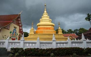 wat phra that chom chaeng um dos 9 pagodes importantes da província de chiangrai, tailândia. foto