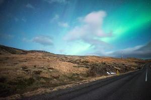 a bela aurora boreal sobre o céu noturno na islândia. foto