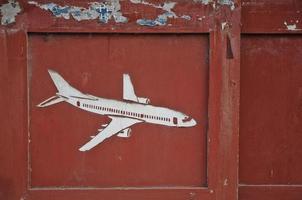 avião esculpido na velha vidraça da porta de madeira foto