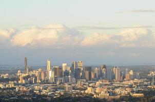 horizonte da cidade de brisbane à noite antes do pôr do sol foto