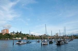 iates de luxo na baía de brisbane foto