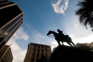 silhueta do majestoso cavaleiro soldado cavalo no centro da cidade foto