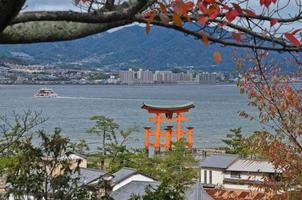 portão sagrado vermelho histórico de miyajima em hiroshima japão foto