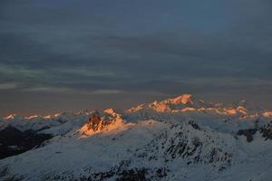 montanha neve pôr do sol foto