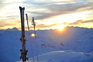 montanha neve esqui pôr do sol foto