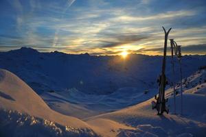 montanha neve esqui pôr do sol foto