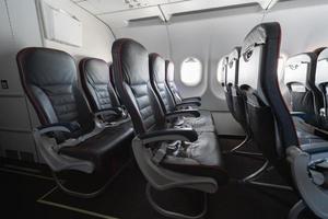assentos e janelas do avião. assentos confortáveis da classe econômica sem passageiros. nova companhia aérea de baixo custo foto