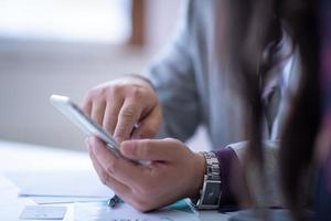 mãos de pessoas de negócios usando telefone inteligente foto