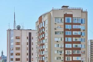 edifício de vários andares com novos apartamentos modernos foto