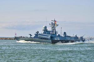 barco de mísseis durante exercícios navais e desfile, destróier de mísseis guiados no mar Báltico, navio de guerra foto