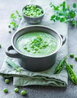 sopa de legumes fresca feita de ervilhas verdes foto