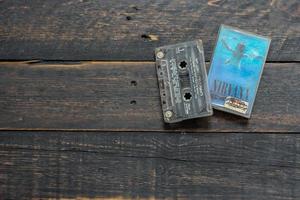 bangkok, tailândia janeiro, 22 2022 fitas cassete dos anos 90 do álbum nirvana nervo mente em um piso de madeira preto. foto
