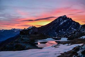 pôr do sol nos Alpes do Tirol Oriental foto