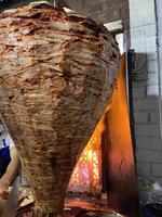 al pastor. trompo de pastor. México. tacos mexicanos. taqueria. taquero, carne de puerco foto