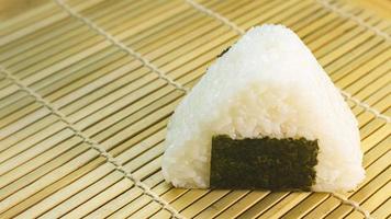 imagem de onigiri para o conceito de comida japonesa. foto