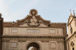 Roma, Itália. famoso portão da cidade de porta del popolo. foto