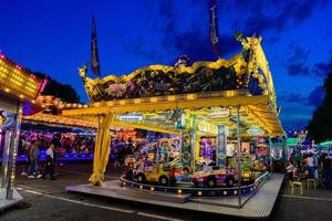 genebra, suíça - parque de diversões mai 2017 à noite em lausanne, suíça foto