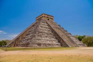 pirâmide do templo de kukulcan el castillo, chichen itza, yucatan, méxico, civilização maia foto