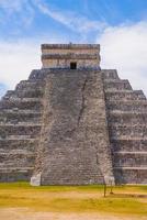 degraus da escada do templo pirâmide de kukulcan el castillo, chichen itza, yucatan, méxico, civilização maia foto