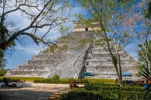 pirâmide do templo de kukulcan el castillo atrás das árvores, chichen itza, yucatan, méxico, civilização maia foto