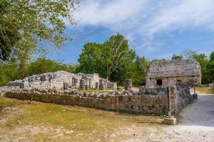 adoração igrejas maias estruturas elaboradas para adoração ao deus da chuva chaac, complexo do mosteiro, chichen itza, yucatan, méxico, civilização maia foto