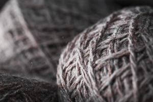 fio de lã marrom claro feito de fios em emaranhados. foto