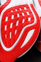 close-up da sola de um tênis esportivo para correr em vermelho foto