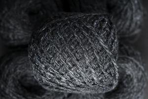 fio cinza feito de lã natural em novelos de linha. foto