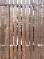 cerca feita de tábuas verticais de madeira natural foto