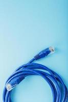 uma bobina de um cabo de rede de internet para transmissão de dados em um fundo azul foto
