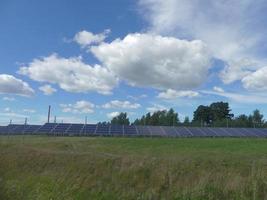 fazenda solar em um campo na suécia com céu nublado foto