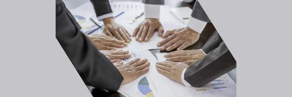 bandeira da pessoa de negócios de sucesso de mão de grupo trabalhando juntos no escritório. diversidade de empresário e empresária participando de reuniões corporativas. conceito de amizade, cooperação corporativa. foto