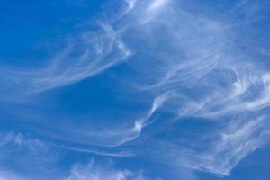 fundo de céu azul nublado foto