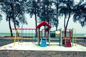 parque infantil na praia, estilo de efeito vintage foto