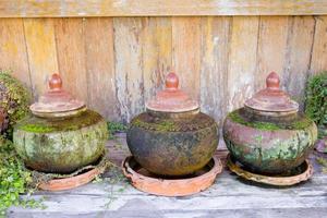 frascos de recipiente de água do antigo tailandês foto