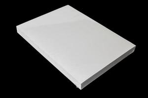 resma de papel branco de impressora isolada no fundo branco foto