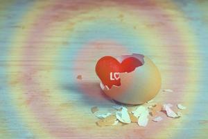em forma de coração com ovo quebrado, efeito de filtro. foto