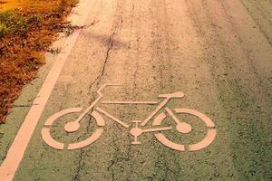 símbolo de bicicleta na rua da cidade com luz solar da manhã foto