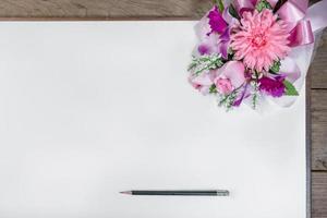 prancheta com papel na mesa foto