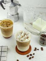 café gelado com leite, calda de chocolate e gelo foto