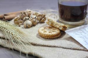 uma xícara de café e bolo de trigo recheado com creme doce foto