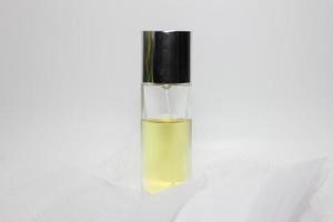 frasco de perfume transparente em estúdio fotográfico, frasco de vidro transparente de perfume com tampa de spray foto