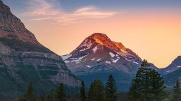 pico dos céus ao pôr do sol no parque nacional glaciar foto