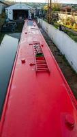 ely, cambridgeshire, reino unido - 23 de novembro. barco estreito pelo estaleiro no rio grande ouse em ely em 23 de novembro de 2012 foto