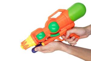 mãos segurando um brinquedo de água arma no fundo branco. foto