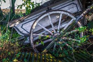 carrinho de madeira velho em um celeiro abandonado foto