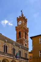 pienza, toscana, itália - 18 de maio torre do relógio do palácio comunal em pienza, toscana, itália em 18 de maio de 2013 foto