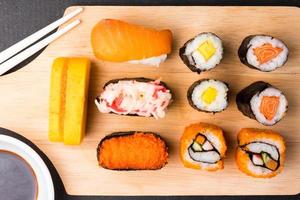 vista superior do sushi em fundo de bandeja de madeira, comida japonesa. foto